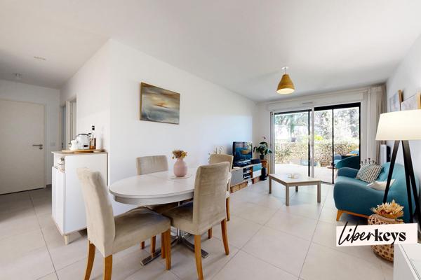 3 pièces avec terrasse, vue sur le parc et le château. 2 stationnements