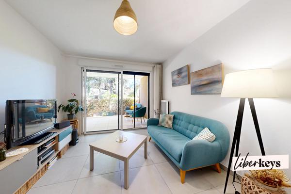 3 pièces avec terrasse, vue sur le parc et le château. 2 stationnements
