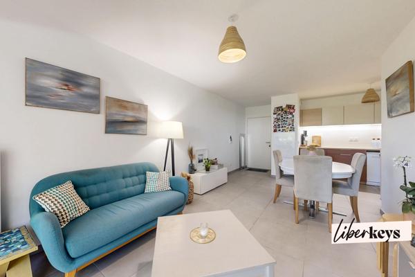 3 pièces avec terrasse, vue sur le parc et le château. 2 stationnements