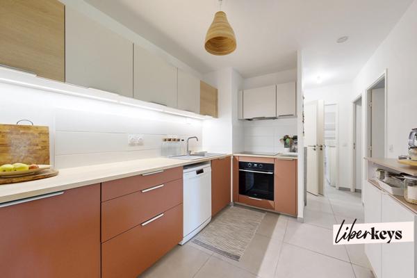 3 pièces avec terrasse, vue sur le parc et le château. 2 stationnements