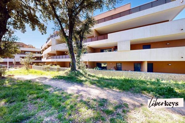 3 pièces avec terrasse, vue sur le parc et le château. 2 stationnements