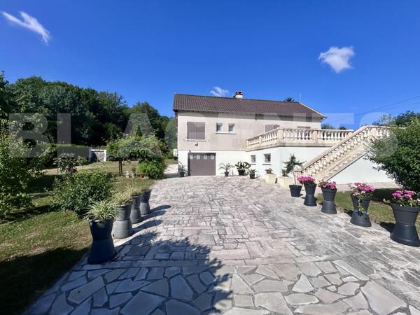 Maison traditionnelle env. 160 m² – Piscine – Terrain 2 400 m² – Sous-sol – 2 garages