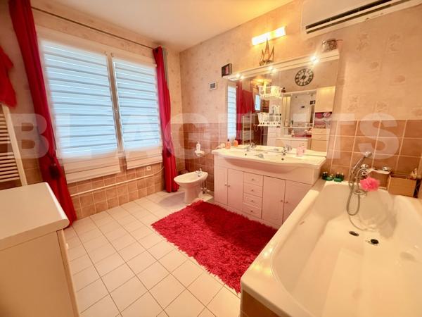 Maison traditionnelle env. 160 m² – Piscine – Terrain 2 400 m² – Sous-sol – 2 garages