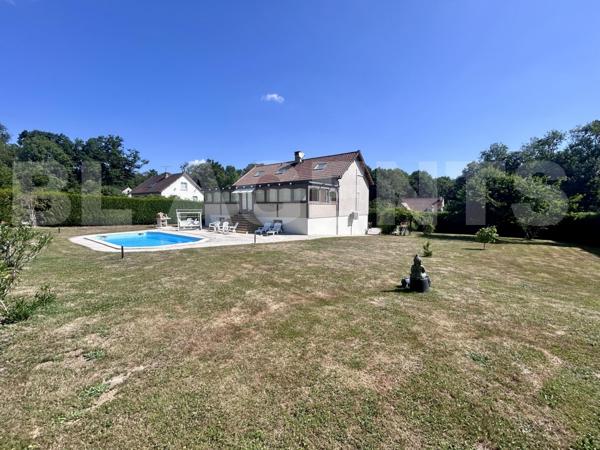 Maison traditionnelle env. 160 m² – Piscine – Terrain 2 400 m² – Sous-sol – 2 garages