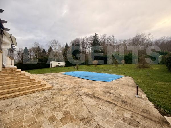 Maison traditionnelle env. 160 m² – Piscine – Terrain 2 400 m² – Sous-sol – 2 garages