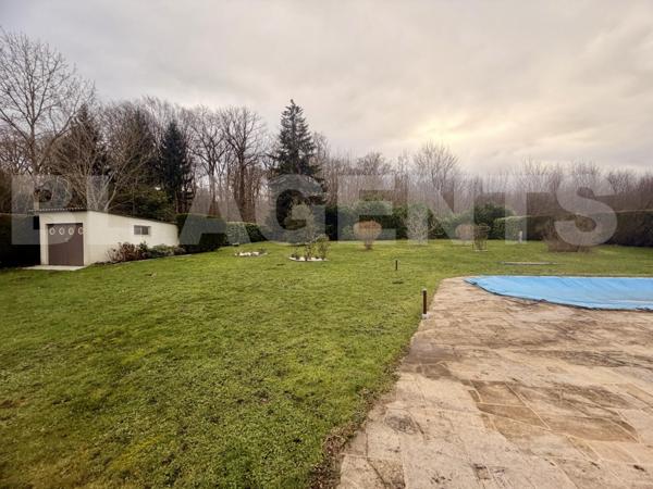 Maison traditionnelle env. 160 m² – Piscine – Terrain 2 400 m² – Sous-sol – 2 garages