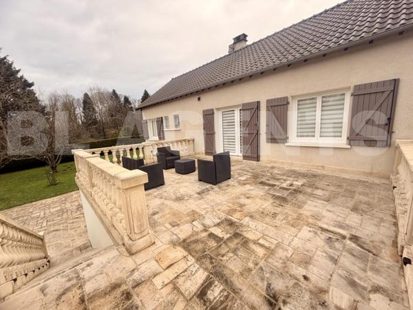 Maison traditionnelle env. 160 m² – Piscine – Terrain 2 400 m² – Sous-sol – 2 garages