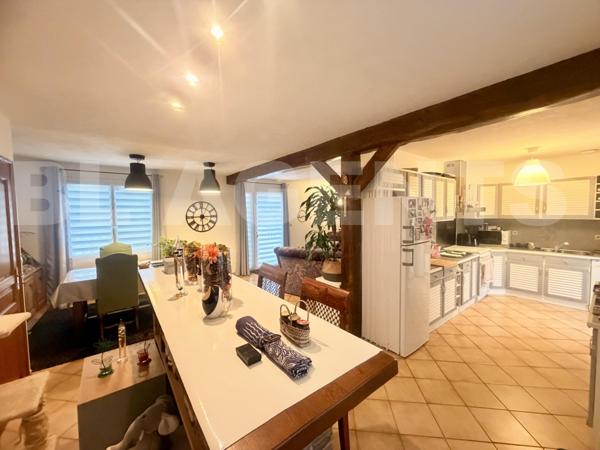 Maison traditionnelle env. 160 m² – Piscine – Terrain 2 400 m² – Sous-sol – 2 garages