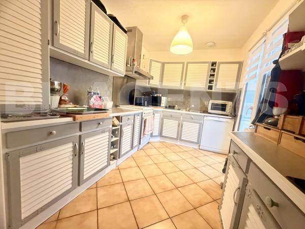 Maison traditionnelle env. 160 m² – Piscine – Terrain 2 400 m² – Sous-sol – 2 garages