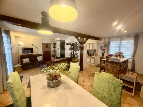 Maison traditionnelle env. 160 m² – Piscine – Terrain 2 400 m² – Sous-sol – 2 garages