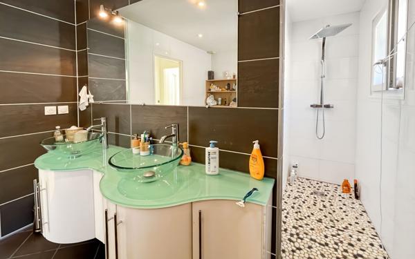 Maison à vendre    7 pièces •  Cuers