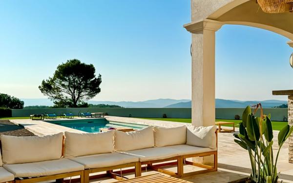 Maison à vendre    7 pièces •  Cuers