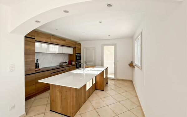 Maison à vendre    7 pièces •  Cuers