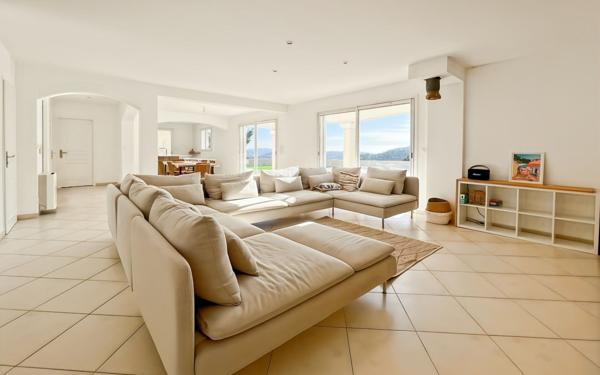 Maison à vendre    7 pièces •  Cuers