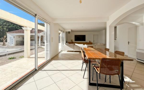 Maison à vendre    7 pièces •  Cuers