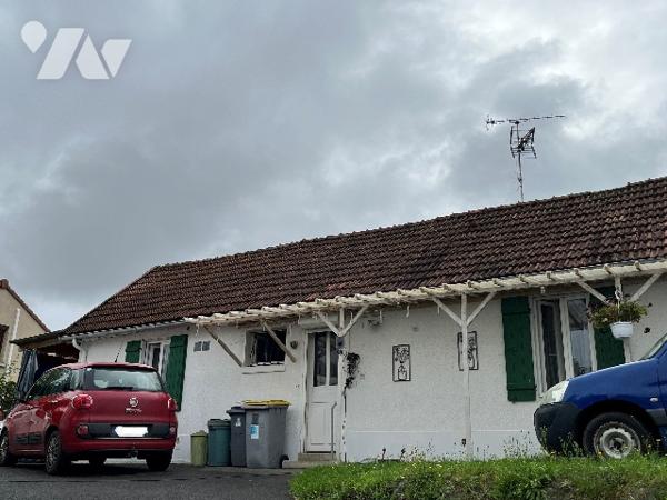 Maison d'habitation comprenant : salon-séjour, cuisine, 3 chambres, salle de bains, jardin, cave.