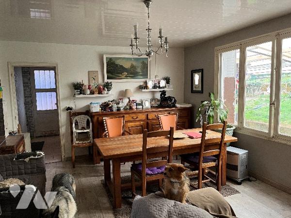 Maison d'habitation comprenant : salon-séjour, cuisine, 3 chambres, salle de bains, jardin, cave.