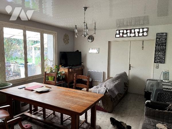 Maison d'habitation comprenant : salon-séjour, cuisine, 3 chambres, salle de bains, jardin, cave.