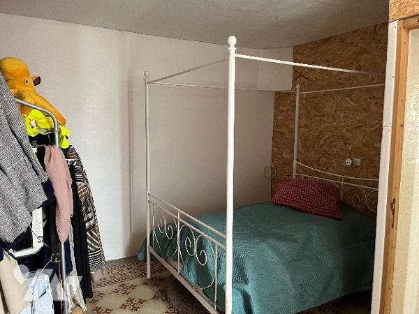 Maison d'habitation comprenant : salon-séjour, cuisine, 3 chambres, salle de bains, jardin, cave.