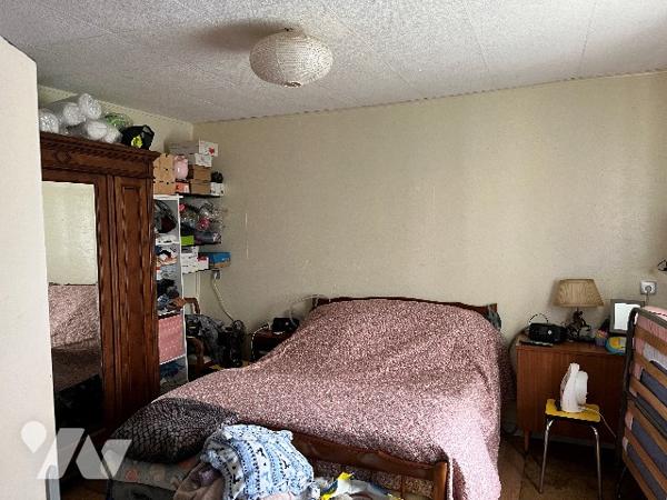 Maison d'habitation comprenant : salon-séjour, cuisine, 3 chambres, salle de bains, jardin, cave.