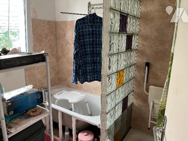 Maison d'habitation comprenant : salon-séjour, cuisine, 3 chambres, salle de bains, jardin, cave.