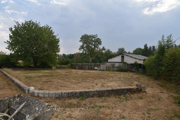 LA CLAYETTE - maison 156m² - avec entrepôt de 210m² sur terrain 3930m²