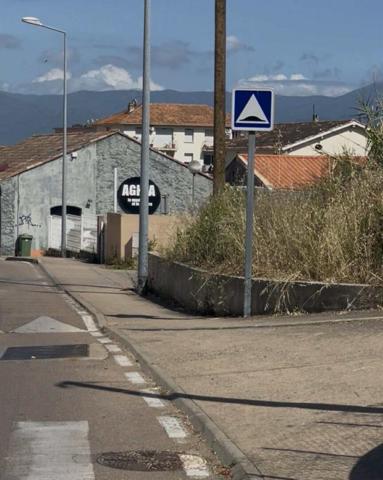 Terrain constructible pour un immeuble d'habitation avec une emprise au sol de 300 m² maximum