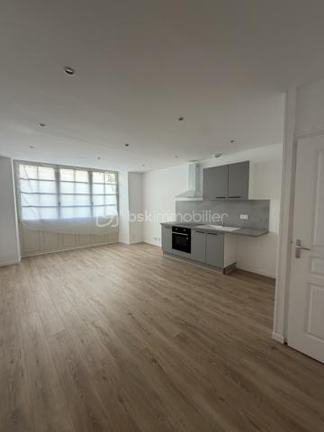 Au coeur d'une magnifique petite cité de caractère, immeuble de rapport de 179 m2 avec bonne rentabilité de quatre appartements rénovés à neuf en 2026 composés de :
- 1er appartement de 48 m2 : situé en façade au rdc, composé d'une pièce de vie avec cuisine aménagée et équipée, une suite parentale avec salle d'eau (douche et vasque, wc séparés).
-2ème appartement de 34 m2 : situé en façade à l'étage, composé d'une vaste pièce de vie avec cuisine aménagée et équipée, une suite parentale avec salle d'eau (douche et vasque, wc séparés). 
-3ème appartement de 34 m2 : situé à l'arrière  à l'étage vue jardin, composé d'une pièce de vie avec cuisine aménagée et équipée, une suite parentale avec salle d'eau (douche et vasque et wc).
-4ème appartement de 37 m2: situé à l'arrière au rdc vue jardin, composé d'une pièce de vie avec cuisine aménagée et équipée, une suite parentale avec salle d'eau (douche et vasque), wc séparés).
- Parties communes 26 m2 : Couloir et escalier.
Pour information, deux appartements sont classés en DPE C et deux sont classés en DPE D.

Possibilité de 4 parkings privatifs sur la propriété.
Toiture neuve, menuiseries neuves, très bonne isolation.
Chauffage électrique et ballons d'eau chaude neufs pour chaque appartement.
Installation électrique neuve.
Tout à l'égout.
Reste à terminer des travaux de rénovation extérieur.
Grenier aménageable.

10 mn de Sablé/Sarthe (gare)
35 mn d'Angers