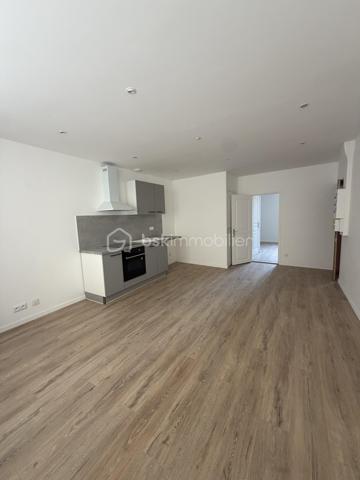 Au coeur d'une magnifique petite cité de caractère, immeuble de rapport de 179 m2 avec bonne rentabilité de quatre appartements rénovés à neuf en 2026 composés de :
- 1er appartement de 48 m2 : situé en façade au rdc, composé d'une pièce de vie avec cuisine aménagée et équipée, une suite parentale avec salle d'eau (douche et vasque, wc séparés).
-2ème appartement de 34 m2 : situé en façade à l'étage, composé d'une vaste pièce de vie avec cuisine aménagée et équipée, une suite parentale avec salle d'eau (douche et vasque, wc séparés). 
-3ème appartement de 34 m2 : situé à l'arrière  à l'étage vue jardin, composé d'une pièce de vie avec cuisine aménagée et équipée, une suite parentale avec salle d'eau (douche et vasque et wc).
-4ème appartement de 37 m2: situé à l'arrière au rdc vue jardin, composé d'une pièce de vie avec cuisine aménagée et équipée, une suite parentale avec salle d'eau (douche et vasque), wc séparés).
- Parties communes 26 m2 : Couloir et escalier.
Pour information, deux appartements sont classés en DPE C et deux sont classés en DPE D.

Possibilité de 4 parkings privatifs sur la propriété.
Toiture neuve, menuiseries neuves, très bonne isolation.
Chauffage électrique et ballons d'eau chaude neufs pour chaque appartement.
Installation électrique neuve.
Tout à l'égout.
Reste à terminer des travaux de rénovation extérieur.
Grenier aménageable.

10 mn de Sablé/Sarthe (gare)
35 mn d'Angers