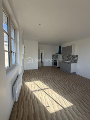 Au coeur d'une magnifique petite cité de caractère, immeuble de rapport de 179 m2 avec bonne rentabilité de quatre appartements rénovés à neuf en 2026 composés de :
- 1er appartement de 48 m2 : situé en façade au rdc, composé d'une pièce de vie avec cuisine aménagée et équipée, une suite parentale avec salle d'eau (douche et vasque, wc séparés).
-2ème appartement de 34 m2 : situé en façade à l'étage, composé d'une vaste pièce de vie avec cuisine aménagée et équipée, une suite parentale avec salle d'eau (douche et vasque, wc séparés). 
-3ème appartement de 34 m2 : situé à l'arrière  à l'étage vue jardin, composé d'une pièce de vie avec cuisine aménagée et équipée, une suite parentale avec salle d'eau (douche et vasque et wc).
-4ème appartement de 37 m2: situé à l'arrière au rdc vue jardin, composé d'une pièce de vie avec cuisine aménagée et équipée, une suite parentale avec salle d'eau (douche et vasque), wc séparés).
- Parties communes 26 m2 : Couloir et escalier.
Pour information, deux appartements sont classés en DPE C et deux sont classés en DPE D.

Possibilité de 4 parkings privatifs sur la propriété.
Toiture neuve, menuiseries neuves, très bonne isolation.
Chauffage électrique et ballons d'eau chaude neufs pour chaque appartement.
Installation électrique neuve.
Tout à l'égout.
Reste à terminer des travaux de rénovation extérieur.
Grenier aménageable.

10 mn de Sablé/Sarthe (gare)
35 mn d'Angers