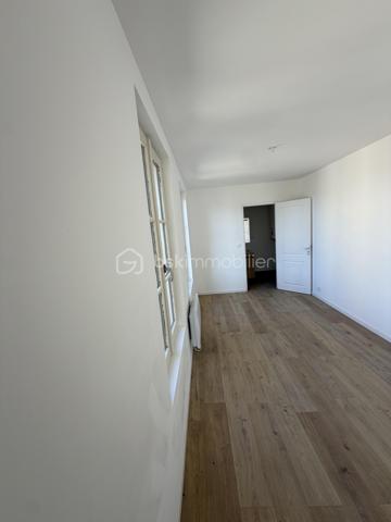Au coeur d'une magnifique petite cité de caractère, immeuble de rapport de 179 m2 avec bonne rentabilité de quatre appartements rénovés à neuf en 2026 composés de :
- 1er appartement de 48 m2 : situé en façade au rdc, composé d'une pièce de vie avec cuisine aménagée et équipée, une suite parentale avec salle d'eau (douche et vasque, wc séparés).
-2ème appartement de 34 m2 : situé en façade à l'étage, composé d'une vaste pièce de vie avec cuisine aménagée et équipée, une suite parentale avec salle d'eau (douche et vasque, wc séparés). 
-3ème appartement de 34 m2 : situé à l'arrière  à l'étage vue jardin, composé d'une pièce de vie avec cuisine aménagée et équipée, une suite parentale avec salle d'eau (douche et vasque et wc).
-4ème appartement de 37 m2: situé à l'arrière au rdc vue jardin, composé d'une pièce de vie avec cuisine aménagée et équipée, une suite parentale avec salle d'eau (douche et vasque), wc séparés).
- Parties communes 26 m2 : Couloir et escalier.
Pour information, deux appartements sont classés en DPE C et deux sont classés en DPE D.

Possibilité de 4 parkings privatifs sur la propriété.
Toiture neuve, menuiseries neuves, très bonne isolation.
Chauffage électrique et ballons d'eau chaude neufs pour chaque appartement.
Installation électrique neuve.
Tout à l'égout.
Reste à terminer des travaux de rénovation extérieur.
Grenier aménageable.

10 mn de Sablé/Sarthe (gare)
35 mn d'Angers