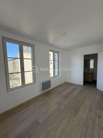 Au coeur d'une magnifique petite cité de caractère, immeuble de rapport de 179 m2 avec bonne rentabilité de quatre appartements rénovés à neuf en 2026 composés de :
- 1er appartement de 48 m2 : situé en façade au rdc, composé d'une pièce de vie avec cuisine aménagée et équipée, une suite parentale avec salle d'eau (douche et vasque, wc séparés).
-2ème appartement de 34 m2 : situé en façade à l'étage, composé d'une vaste pièce de vie avec cuisine aménagée et équipée, une suite parentale avec salle d'eau (douche et vasque, wc séparés). 
-3ème appartement de 34 m2 : situé à l'arrière  à l'étage vue jardin, composé d'une pièce de vie avec cuisine aménagée et équipée, une suite parentale avec salle d'eau (douche et vasque et wc).
-4ème appartement de 37 m2: situé à l'arrière au rdc vue jardin, composé d'une pièce de vie avec cuisine aménagée et équipée, une suite parentale avec salle d'eau (douche et vasque), wc séparés).
- Parties communes 26 m2 : Couloir et escalier.
Pour information, deux appartements sont classés en DPE C et deux sont classés en DPE D.

Possibilité de 4 parkings privatifs sur la propriété.
Toiture neuve, menuiseries neuves, très bonne isolation.
Chauffage électrique et ballons d'eau chaude neufs pour chaque appartement.
Installation électrique neuve.
Tout à l'égout.
Reste à terminer des travaux de rénovation extérieur.
Grenier aménageable.

10 mn de Sablé/Sarthe (gare)
35 mn d'Angers