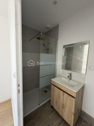 Au coeur d'une magnifique petite cité de caractère, immeuble de rapport de 179 m2 avec bonne rentabilité de quatre appartements rénovés à neuf en 2026 composés de :
- 1er appartement de 48 m2 : situé en façade au rdc, composé d'une pièce de vie avec cuisine aménagée et équipée, une suite parentale avec salle d'eau (douche et vasque, wc séparés).
-2ème appartement de 34 m2 : situé en façade à l'étage, composé d'une vaste pièce de vie avec cuisine aménagée et équipée, une suite parentale avec salle d'eau (douche et vasque, wc séparés). 
-3ème appartement de 34 m2 : situé à l'arrière  à l'étage vue jardin, composé d'une pièce de vie avec cuisine aménagée et équipée, une suite parentale avec salle d'eau (douche et vasque et wc).
-4ème appartement de 37 m2: situé à l'arrière au rdc vue jardin, composé d'une pièce de vie avec cuisine aménagée et équipée, une suite parentale avec salle d'eau (douche et vasque), wc séparés).
- Parties communes 26 m2 : Couloir et escalier.
Pour information, deux appartements sont classés en DPE C et deux sont classés en DPE D.

Possibilité de 4 parkings privatifs sur la propriété.
Toiture neuve, menuiseries neuves, très bonne isolation.
Chauffage électrique et ballons d'eau chaude neufs pour chaque appartement.
Installation électrique neuve.
Tout à l'égout.
Reste à terminer des travaux de rénovation extérieur.
Grenier aménageable.

10 mn de Sablé/Sarthe (gare)
35 mn d'Angers