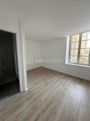 Au coeur d'une magnifique petite cité de caractère, immeuble de rapport de 179 m2 avec bonne rentabilité de quatre appartements rénovés à neuf en 2026 composés de :
- 1er appartement de 48 m2 : situé en façade au rdc, composé d'une pièce de vie avec cuisine aménagée et équipée, une suite parentale avec salle d'eau (douche et vasque, wc séparés).
-2ème appartement de 34 m2 : situé en façade à l'étage, composé d'une vaste pièce de vie avec cuisine aménagée et équipée, une suite parentale avec salle d'eau (douche et vasque, wc séparés). 
-3ème appartement de 34 m2 : situé à l'arrière  à l'étage vue jardin, composé d'une pièce de vie avec cuisine aménagée et équipée, une suite parentale avec salle d'eau (douche et vasque et wc).
-4ème appartement de 37 m2: situé à l'arrière au rdc vue jardin, composé d'une pièce de vie avec cuisine aménagée et équipée, une suite parentale avec salle d'eau (douche et vasque), wc séparés).
- Parties communes 26 m2 : Couloir et escalier.
Pour information, deux appartements sont classés en DPE C et deux sont classés en DPE D.

Possibilité de 4 parkings privatifs sur la propriété.
Toiture neuve, menuiseries neuves, très bonne isolation.
Chauffage électrique et ballons d'eau chaude neufs pour chaque appartement.
Installation électrique neuve.
Tout à l'égout.
Reste à terminer des travaux de rénovation extérieur.
Grenier aménageable.

10 mn de Sablé/Sarthe (gare)
35 mn d'Angers