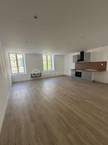 Au coeur d'une magnifique petite cité de caractère, immeuble de rapport de 179 m2 avec bonne rentabilité de quatre appartements rénovés à neuf en 2026 composés de :
- 1er appartement de 48 m2 : situé en façade au rdc, composé d'une pièce de vie avec cuisine aménagée et équipée, une suite parentale avec salle d'eau (douche et vasque, wc séparés).
-2ème appartement de 34 m2 : situé en façade à l'étage, composé d'une vaste pièce de vie avec cuisine aménagée et équipée, une suite parentale avec salle d'eau (douche et vasque, wc séparés). 
-3ème appartement de 34 m2 : situé à l'arrière  à l'étage vue jardin, composé d'une pièce de vie avec cuisine aménagée et équipée, une suite parentale avec salle d'eau (douche et vasque et wc).
-4ème appartement de 37 m2: situé à l'arrière au rdc vue jardin, composé d'une pièce de vie avec cuisine aménagée et équipée, une suite parentale avec salle d'eau (douche et vasque), wc séparés).
- Parties communes 26 m2 : Couloir et escalier.
Pour information, deux appartements sont classés en DPE C et deux sont classés en DPE D.

Possibilité de 4 parkings privatifs sur la propriété.
Toiture neuve, menuiseries neuves, très bonne isolation.
Chauffage électrique et ballons d'eau chaude neufs pour chaque appartement.
Installation électrique neuve.
Tout à l'égout.
Reste à terminer des travaux de rénovation extérieur.
Grenier aménageable.

10 mn de Sablé/Sarthe (gare)
35 mn d'Angers
