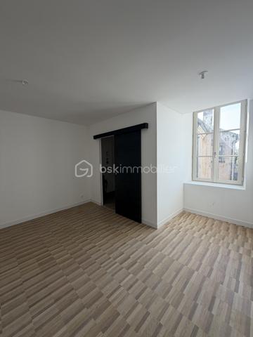 Au coeur d'une magnifique petite cité de caractère, immeuble de rapport de 179 m2 avec bonne rentabilité de quatre appartements rénovés à neuf en 2026 composés de :
- 1er appartement de 48 m2 : situé en façade au rdc, composé d'une pièce de vie avec cuisine aménagée et équipée, une suite parentale avec salle d'eau (douche et vasque, wc séparés).
-2ème appartement de 34 m2 : situé en façade à l'étage, composé d'une vaste pièce de vie avec cuisine aménagée et équipée, une suite parentale avec salle d'eau (douche et vasque, wc séparés). 
-3ème appartement de 34 m2 : situé à l'arrière  à l'étage vue jardin, composé d'une pièce de vie avec cuisine aménagée et équipée, une suite parentale avec salle d'eau (douche et vasque et wc).
-4ème appartement de 37 m2: situé à l'arrière au rdc vue jardin, composé d'une pièce de vie avec cuisine aménagée et équipée, une suite parentale avec salle d'eau (douche et vasque), wc séparés).
- Parties communes 26 m2 : Couloir et escalier.
Pour information, deux appartements sont classés en DPE C et deux sont classés en DPE D.

Possibilité de 4 parkings privatifs sur la propriété.
Toiture neuve, menuiseries neuves, très bonne isolation.
Chauffage électrique et ballons d'eau chaude neufs pour chaque appartement.
Installation électrique neuve.
Tout à l'égout.
Reste à terminer des travaux de rénovation extérieur.
Grenier aménageable.

10 mn de Sablé/Sarthe (gare)
35 mn d'Angers