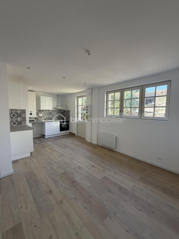 Au coeur d'une magnifique petite cité de caractère, immeuble de rapport de 179 m2 avec bonne rentabilité de quatre appartements rénovés à neuf en 2026 composés de :
- 1er appartement de 48 m2 : situé en façade au rdc, composé d'une pièce de vie avec cuisine aménagée et équipée, une suite parentale avec salle d'eau (douche et vasque, wc séparés).
-2ème appartement de 34 m2 : situé en façade à l'étage, composé d'une vaste pièce de vie avec cuisine aménagée et équipée, une suite parentale avec salle d'eau (douche et vasque, wc séparés). 
-3ème appartement de 34 m2 : situé à l'arrière  à l'étage vue jardin, composé d'une pièce de vie avec cuisine aménagée et équipée, une suite parentale avec salle d'eau (douche et vasque et wc).
-4ème appartement de 37 m2: situé à l'arrière au rdc vue jardin, composé d'une pièce de vie avec cuisine aménagée et équipée, une suite parentale avec salle d'eau (douche et vasque), wc séparés).
- Parties communes 26 m2 : Couloir et escalier.
Pour information, deux appartements sont classés en DPE C et deux sont classés en DPE D.

Possibilité de 4 parkings privatifs sur la propriété.
Toiture neuve, menuiseries neuves, très bonne isolation.
Chauffage électrique et ballons d'eau chaude neufs pour chaque appartement.
Installation électrique neuve.
Tout à l'égout.
Reste à terminer des travaux de rénovation extérieur.
Grenier aménageable.

10 mn de Sablé/Sarthe (gare)
35 mn d'Angers
