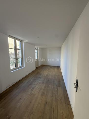 Au coeur d'une magnifique petite cité de caractère, immeuble de rapport de 179 m2 avec bonne rentabilité de quatre appartements rénovés à neuf en 2026 composés de :
- 1er appartement de 48 m2 : situé en façade au rdc, composé d'une pièce de vie avec cuisine aménagée et équipée, une suite parentale avec salle d'eau (douche et vasque, wc séparés).
-2ème appartement de 34 m2 : situé en façade à l'étage, composé d'une vaste pièce de vie avec cuisine aménagée et équipée, une suite parentale avec salle d'eau (douche et vasque, wc séparés). 
-3ème appartement de 34 m2 : situé à l'arrière  à l'étage vue jardin, composé d'une pièce de vie avec cuisine aménagée et équipée, une suite parentale avec salle d'eau (douche et vasque et wc).
-4ème appartement de 37 m2: situé à l'arrière au rdc vue jardin, composé d'une pièce de vie avec cuisine aménagée et équipée, une suite parentale avec salle d'eau (douche et vasque), wc séparés).
- Parties communes 26 m2 : Couloir et escalier.
Pour information, deux appartements sont classés en DPE C et deux sont classés en DPE D.

Possibilité de 4 parkings privatifs sur la propriété.
Toiture neuve, menuiseries neuves, très bonne isolation.
Chauffage électrique et ballons d'eau chaude neufs pour chaque appartement.
Installation électrique neuve.
Tout à l'égout.
Reste à terminer des travaux de rénovation extérieur.
Grenier aménageable.

10 mn de Sablé/Sarthe (gare)
35 mn d'Angers