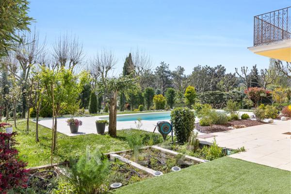 VILLA 5 CHAMBRES GRAND JARDIN A PIED DU VILLAGE DE VALBONNE