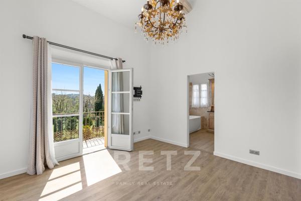 VILLA 5 CHAMBRES GRAND JARDIN A PIED DU VILLAGE DE VALBONNE