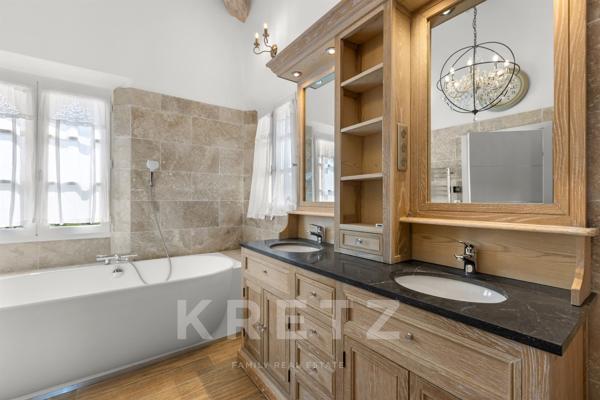VILLA 5 CHAMBRES GRAND JARDIN A PIED DU VILLAGE DE VALBONNE
