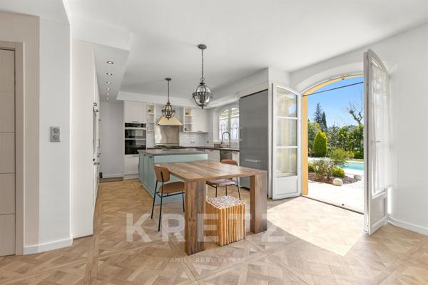 VILLA 5 CHAMBRES GRAND JARDIN A PIED DU VILLAGE DE VALBONNE