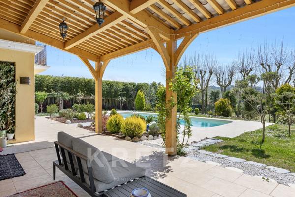VILLA 5 CHAMBRES GRAND JARDIN A PIED DU VILLAGE DE VALBONNE