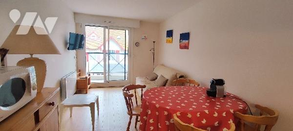 Studio-cabine (lit double) de 29m² avec balcon vue latérale mer et cave secteur centre-ville