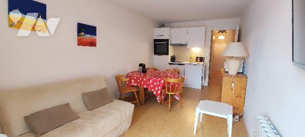 Studio-cabine (lit double) de 29m² avec balcon vue latérale mer et cave secteur centre-ville