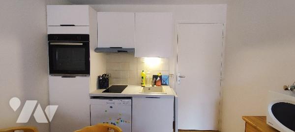 Studio-cabine (lit double) de 29m² avec balcon vue latérale mer et cave secteur centre-ville