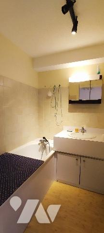 Studio-cabine (lit double) de 29m² avec balcon vue latérale mer et cave secteur centre-ville