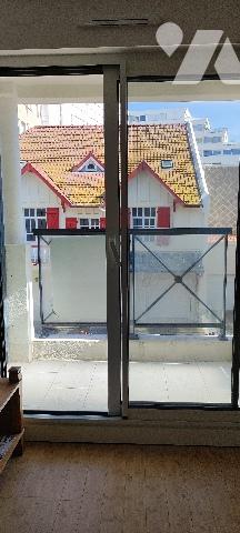 Studio-cabine (lit double) de 29m² avec balcon vue latérale mer et cave secteur centre-ville