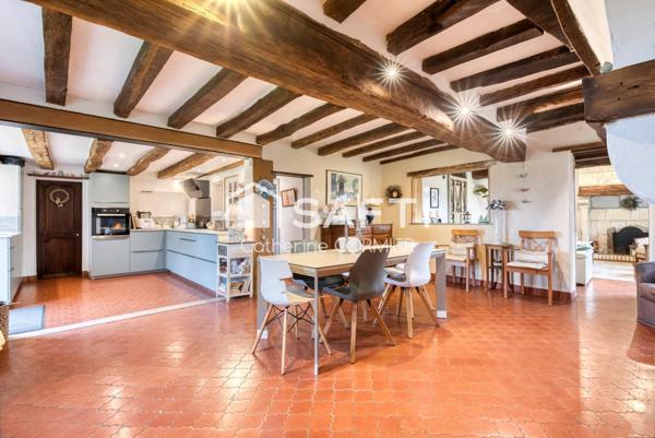 Maison avec vie de plain pied avec parc arboré et piscine chauffée