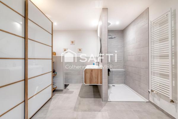 Maison avec vie de plain pied avec parc arboré et piscine chauffée